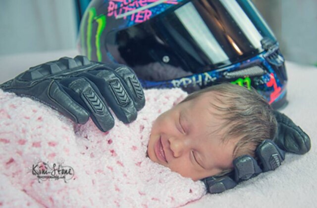Bebê é amparada por luvas de motocicleta do pai, que morreu antes de seu nascimento. 