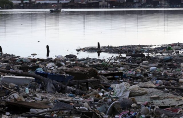 Fabio Motta|Estadão De outros pontos do Rio também se pode ver a sujeira da Baía de Guanabara. Na foto, o Canal do Cunha cheio de lixo na Ilha do Fundão, zona norte do Rio