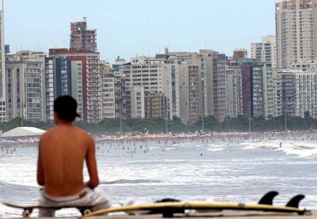 Ernesto Rodrigues/Estadão Praia do José Menino tem boas ondas e atrai surfistas.