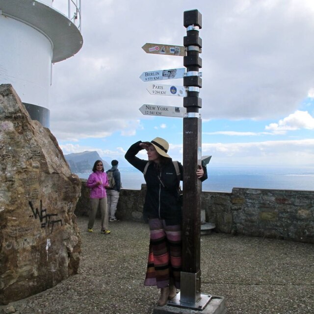 Mônica Manir/Estadão Em Cape Point, uma placa marca as distâncias das cidades - o Rio de Janeiro está logo ali, a 6.055 km de distância.