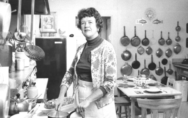 Com seus livros e programas de TV, Julia Child ensinou os Estados Unidos a fazer cozinha francesa.