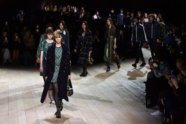 AFP / BEN STANSALL O desfile da grife britânica Burberry, realizado na segunda-feira, 22, era um dos mais aguardados da Semana de Moda de Londres.