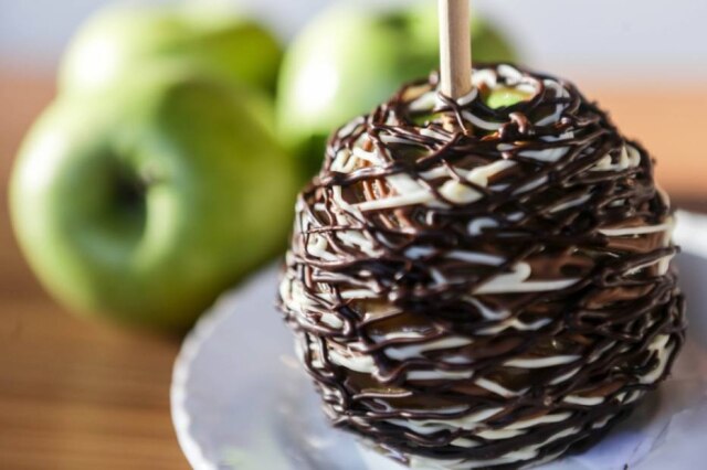 Gabriela Biló|Estadão Maçã verde coberta com caramelo feito de maple syrup e chocolate.