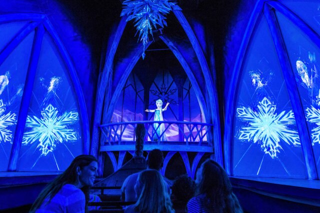 Matt Stroshane/Divulgação A nova atração dedicada a Elsa e Anna fica no Epcot. É um carrinho bem tranquilo que leva a um passeio pelos cenários de Arendelle