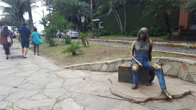 Bruna Toni/Estadão A escultura de Brigitte Bardot dá o nome à orla mais famosa da Região dos Lagos