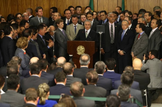 Monocórdio. Temer dá posse aos ministros, todos homens e todos brancos