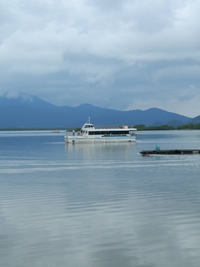 Bruna Toni/Estadão O catamarã Maratayama navega pelo estuário na região do Lagamar.
