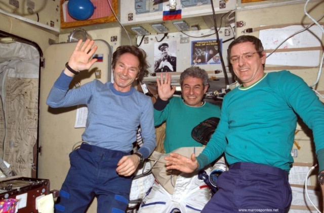 Divulgação Marcos Pontes (meio) entre os colegas astronautas durante missão em 2006