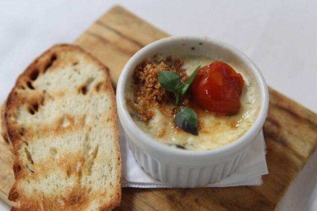 Alex Silva|Estadão Ovo caipira assado com alho poro e parmesão. Boa sugestão para seguir a refeição com minipratos.