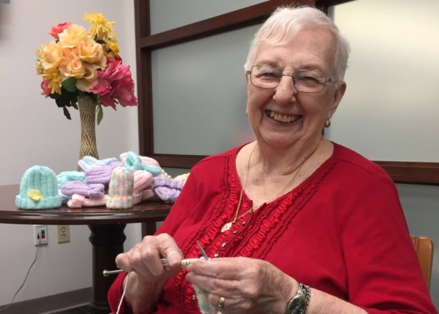 Twitter.com/ClevelandClinic Desde 2009, Barbara Lowe já costurou mais de 2 mil gorros para recém-nascidos em um hospital nos Estados Unidos.