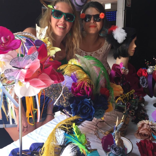 Reprodução/Facebook As sócias Nathalle Peres e Renata Guimarães, da Sassaricando, que começaram com uma produção pequena, que caiu no gosto de amigos e cresceu. Só para esse carnaval, foram vendidas mais de 800 peças.