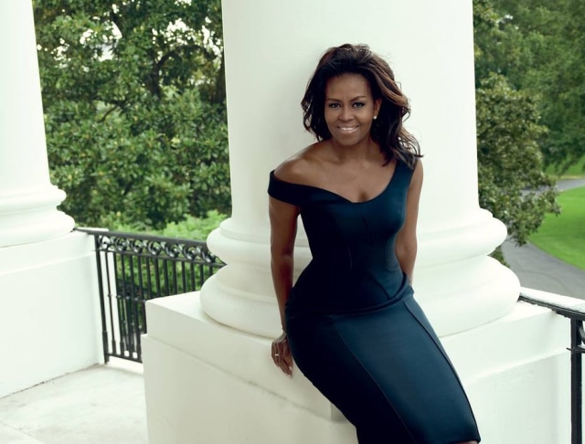Usando um vestido Atelier Versace, Michelle Obama posou para as lentes da renomada fotógrafa Annie Leibovitz.