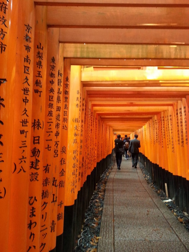Adriana Moreira/Estadão Templo xintoísta Fushimi-inari é conhecido por seus milhares de torii (portões) enfileirados ao longo de quatro quilômetros