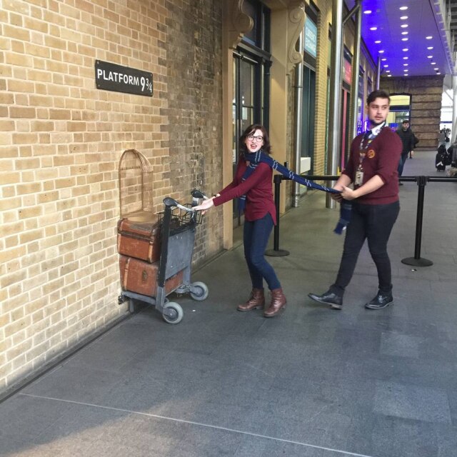 Luiz Fernando Toledo/Estadão Funcionáio ajuda na produção da foto clássica na estação King's Cross