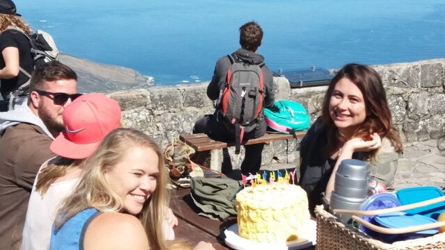 Mônica Manir/Estadão Turistas comemoram um aniversário o topo da Table Mountain. Subida pode ser feita de bondinho, que leva 5 minutos até o topo.