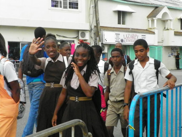 Marcia Pezenti/Estadão Os horários de entrada e saída das escolas deixam o agitado centro de Carlisle, capital de Barbados, com um clima retrô