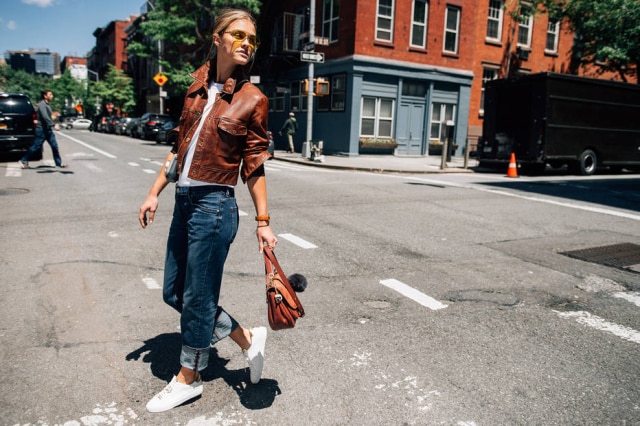 Divulgação A modelo Nina Agdat posa no Soho, um dos bairros onde o consumo fashion não custa tanto assim