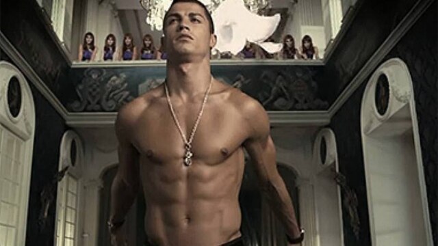 Divulgação O jogador Cristiano Ronaldo exibe os dotes em campanha da marca de relógios Time Force