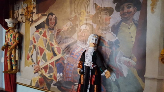 Bruna Toni/Estadão Marionetes são muito tradicionais na República Checa - há várias lindas para vender