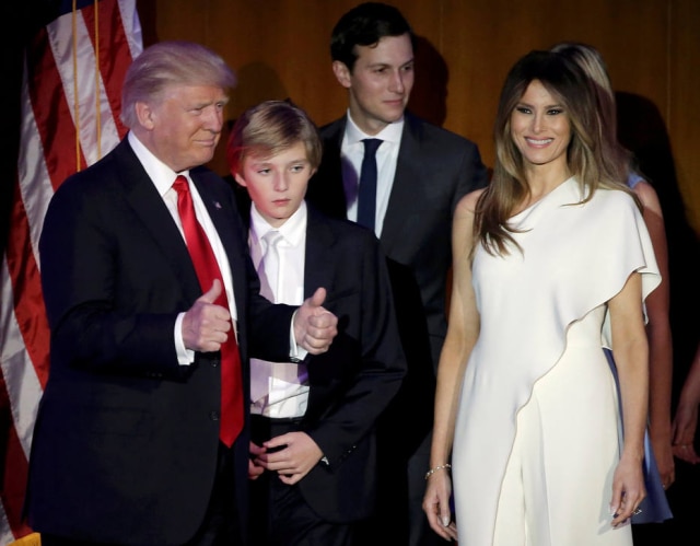 No discurso de posse do marido, Melania usou macacão branco da Ralph Lauren