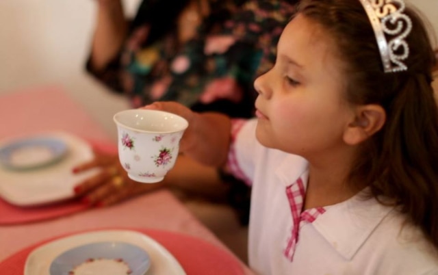 Chá das Princesas: Nessa aula, as meninas aprendem a postura correta na mesa e como utilizar xícaras, talheres e guardanapos.