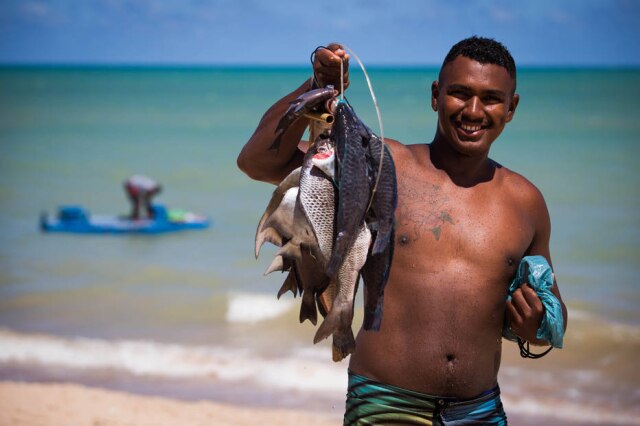Tiago Queiroz/Estadão Pescador exibe peixes fresquinhos na Praia de Tambaú