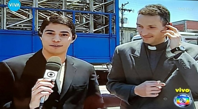 Reprodução de cena/Canal Viva via Twitter/marianabelem Evaristo Costa e padre Marcelo Rossi.