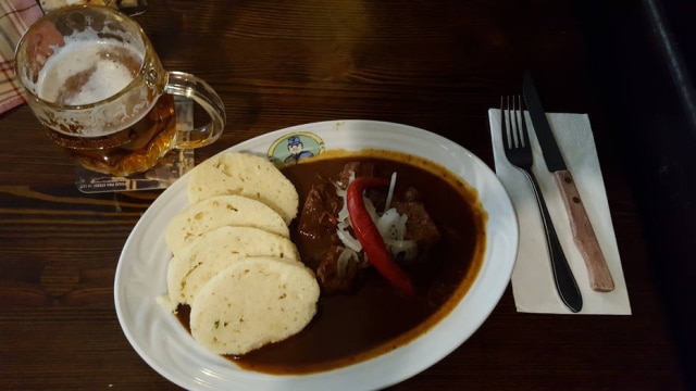 Bruna Toni/Estadão No U Svejka, o goulash, prato mais encontrado nos restaurantes checos