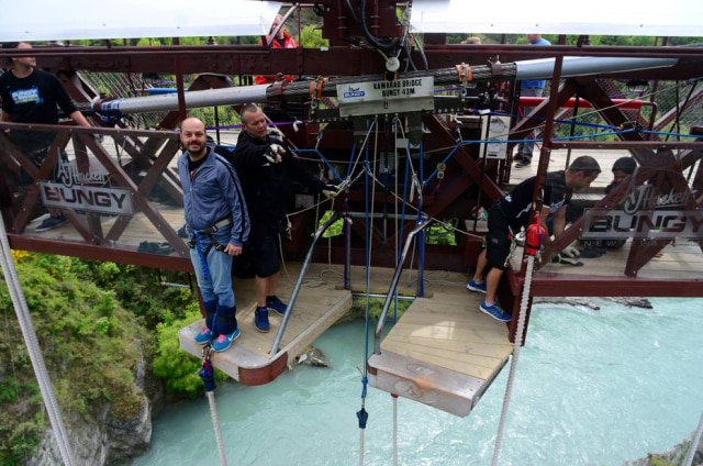 AJ Hackett/Divulgação Salto de bungee jumping na Ponte Kawaraw