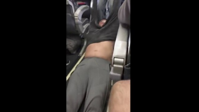 Audra D. Bridges via AP Momento em que passageiro da United Airlines é arrastado para fora da aeronave