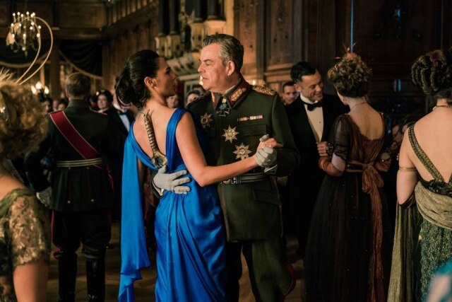 Clay Enos/Warner Bros Diana coloca a espada nas costas no filme 'Mulher Maravilha'.