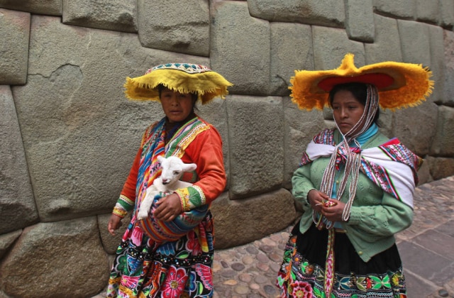 Sergio Neves/Estadão 'Cholas' vestem trajes típicos em Cuzco.
