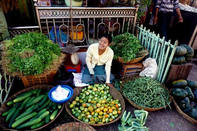 Denis D. Gray/AP Vendedora no mercado central da cidade com vegetais produzidos na região