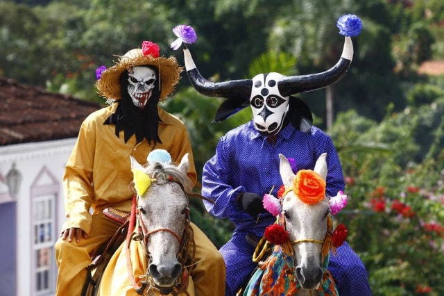 Dida Sampaio/Estadão Mascarados montados a cavalo fazem algazarras pela ruas nos festejos do Divino Espírito Santo