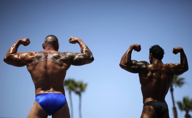 Locais ostentam seus músculos na Muscle Beach 