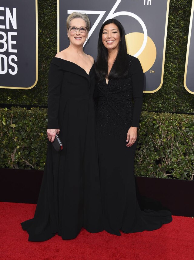 Jordan Strauss/Invision/AP A 75ª edição do Globo de Ouro, que celebra os melhores da TV e do cinema norte-americano, será marcada pelo protesto Time's Up. As atrizes cruzam o tapete vermelho neste domingo, 7, usam preto para protestar contra o assédio sexual e a discriminação em Hollywood e em todo o país. Meryl Streep foi uma das atrizes que foi levou uma ativista como acompanhante. Ao lado dela está Ai-jen Poo, que luta pelos direitos dos trabalhadores domésticos. “Queremos nos manifestar. Estamos unidas em todos os setores da indústria. Nós temos direito a um ambiente de trabalho mais digno”, disse a atriz