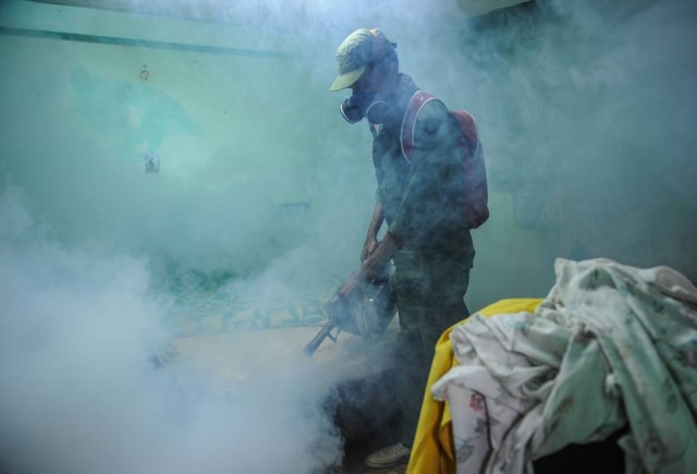 Militar do Exército cubano aplica fumacê para combater o 'Aedes' em Havana