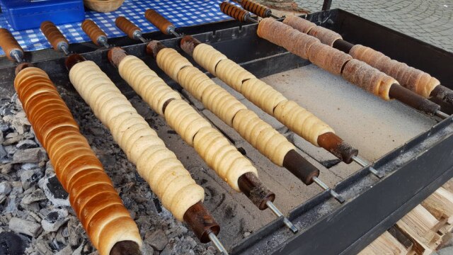 Bruna Toni/Estadão Praga é cheia das comidinhas deliciosas de rua e uma das mais tradicionais é essa rosca doce chamada trdelnik