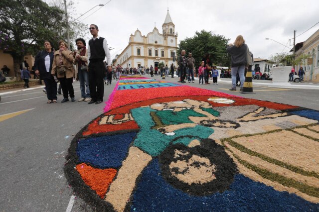 Nilton Fukuda/ Estadão Perto da capital. Em Santana de Parnaíba, festividades de Corpus Christi atraem muitos turistas