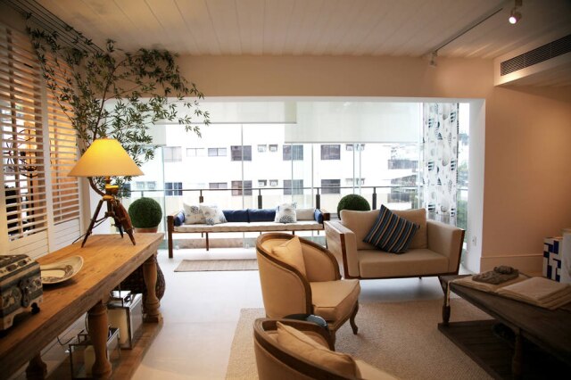 ALMIR REIS/DIVULGAÇÃO O living do apartamento, decorado por Marcia e Manú Muller, com varanda incorporada