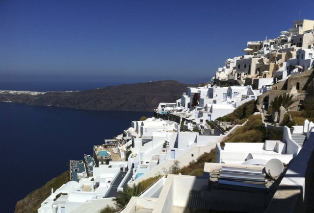 Michael Perry /Reuters Em Santorini, inspiradoras casinhas brancas