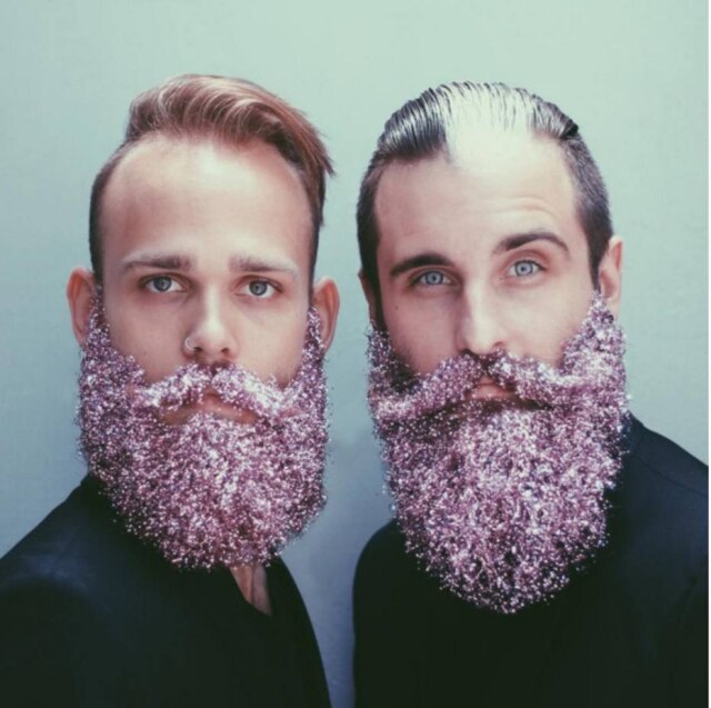 Reprodução/ Instagram A tendência de barbas com glitter começou com os amigos americanos Brian e Johnathan, donos da conta @thegaybeards, no Instagram