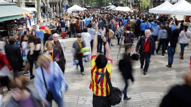 Albert Gea/Reuters É preciso ficar de olhos bem aberto em lugares movimentados, como as Ramblas, em Barcelona