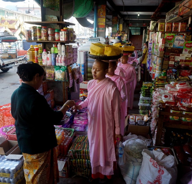 Denis D. Gray/AP Monjas noviças no mercado central de Mawlamyine
