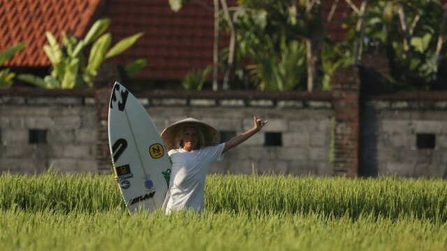 Kian com chapéu típico do sudeste asiático