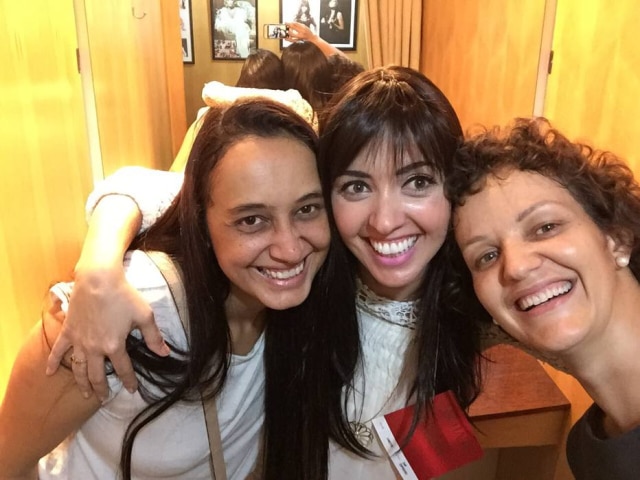 Em uma loja de perucas, Daniela, uma amiga e Katia provam modelos diferentes para recuperar a autoestima. Na foto, o cabelo de Katia já começava a crescer.