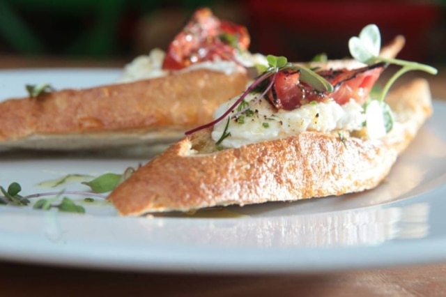 Felipe Rau|Estadão Do bar. Bruschetta com pão da casa de burrata com tomates confit.