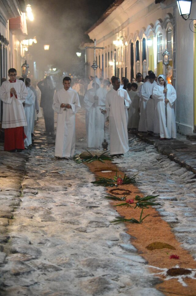 Ricardo Gaspar – www.paraty.com.br Corpus Christi em Paraty. Celebração tem ruas ornamentadas, procissão e missa