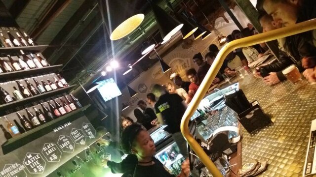 Mônica Manir/Estadão A Beerhouse, na Long Street, tem 99 rótulos de cerveja e uma convidativa varanda