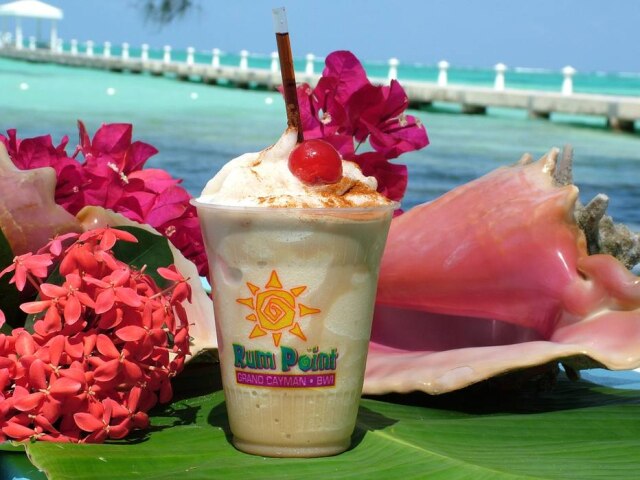 Departamento de Turismo lhas Cayman/Divulgação Bebida típica leva vodca, Kahlua e licor de café